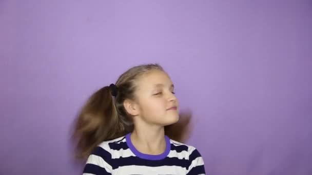 땋은 어린 소녀는 그의 머리를 떨 려. — 비디오