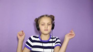 kulaklıklar müzik ve dans pigtails ile genç kız