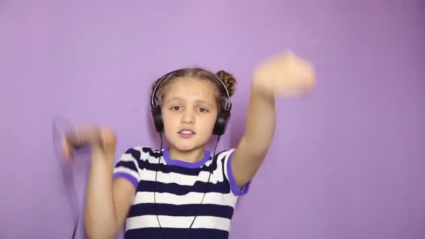 Giovane ragazza con trecce ascoltare musica sulle cuffie e ballare — Video Stock