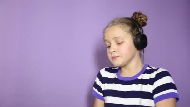 Giovane ragazza con trecce ascoltare musica sulle cuffie e ballare — Video Stock