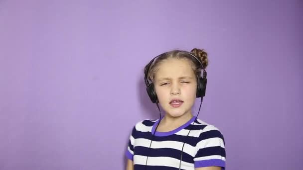 小女孩扎着辫子听力耳机上的音乐和舞蹈 — 图库视频影像