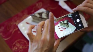 Bir restoranda trendy kadın olun fotoğraf gıda ile hareket eden telefon fotoğraf makinesi için sosyal ağ