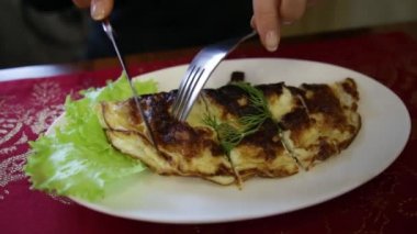 Yakın çekim omlet kesilmiş eller mans. Kesme hizmet ve sıra yemek.