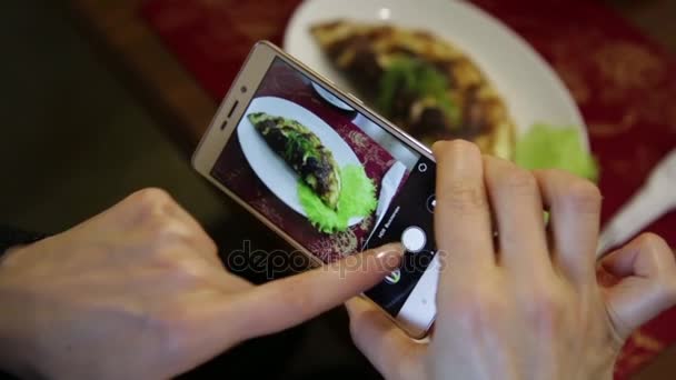 Femme à la mode dans un restaurant faire photo de la nourriture avec appareil photo de téléphone mobile pour les réseaux sociaux — Video