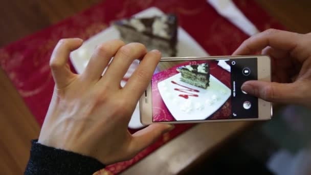 Trendy vrouw in een restaurant maakt foto van voedsel met mobiele telefooncamera voor sociaal netwerk — Stockvideo