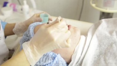 Elmas mikrodermabrazyon, kozmetik güzellik spa kliniğinde tedavi soyulması. kadın bir vakum mikrodermabrazyon yordam Başlarken