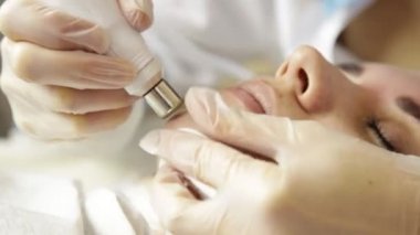 Elmas mikrodermabrazyon, kozmetik güzellik spa kliniğinde tedavi soyulması. kadın bir vakum mikrodermabrazyon yordam Başlarken