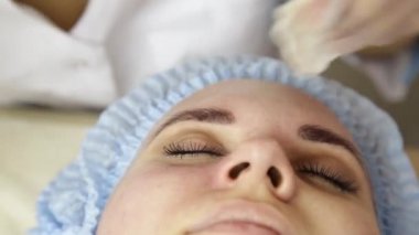 Elmas mikrodermabrazyon, kozmetik güzellik spa kliniğinde tedavi soyulması. kadın bir vakum mikrodermabrazyon yordam Başlarken