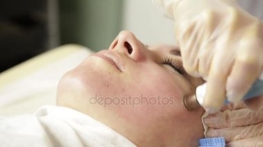 Elmas mikrodermabrazyon, kozmetik güzellik spa kliniğinde tedavi soyulması. kadın bir vakum mikrodermabrazyon yordam Başlarken