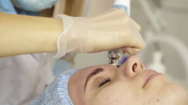 Gyémánt Mikrodermabrázió, peeling kezelés a szépség spa Klinika. nő szerzés egy vákuum microdermabrasion eljárás — Stock videók