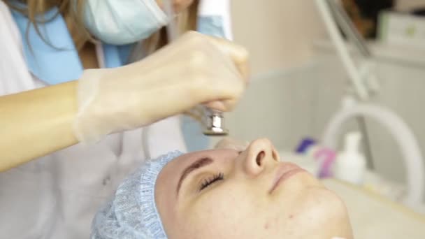 Diamond microdermabrasion, peeling behandling på kosmetiska skönhet spa kliniken. kvinna att få ett vakuum microdermabrasion förfarande — Stockvideo