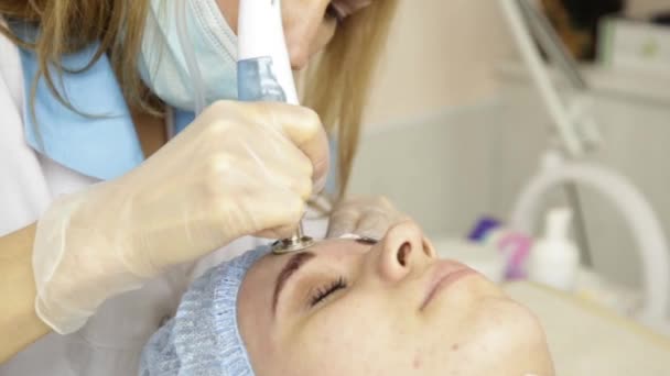 Diamond microdermabrasion, peeling behandling på kosmetiska skönhet spa kliniken. kvinna att få ett vakuum microdermabrasion förfarande — Stockvideo