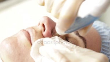 Elmas mikrodermabrazyon, kozmetik güzellik spa kliniğinde tedavi soyulması. kadın bir vakum mikrodermabrazyon yordam Başlarken