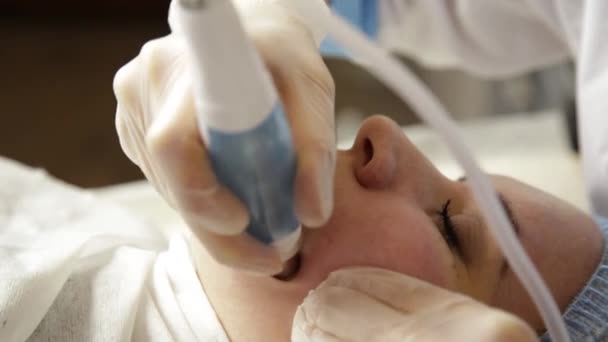 Diamant microdermabrasie, peeling behandeling bij cosmetische schoonheid Wellness clinic. vrouw krijgt een vacuüm microdermabrasie procedure — Stockvideo