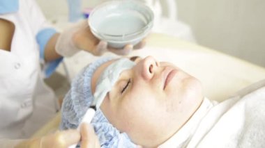 Güzellik uzmanı güzel kadın güzellik salonları için yüz maskesi uygulama