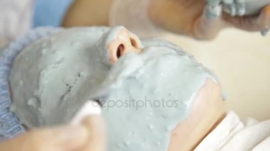 Güzellik uzmanı güzel kadın güzellik salonları için yüz maskesi uygulama