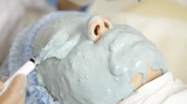 Güzellik uzmanı güzel kadın güzellik salonları için yüz maskesi uygulama