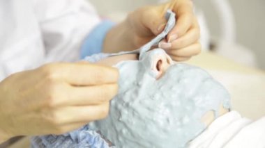Güzellik uzmanı güzel kadın güzellik salonları için yüz maskesi uygulama
