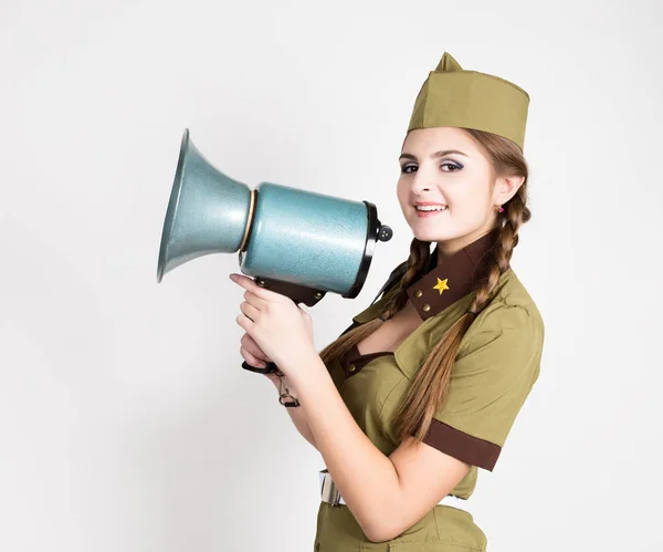 Sexy módní žena ve vojenské uniformě a garrison cap, drží bullhorn a křičí — Stock fotografie