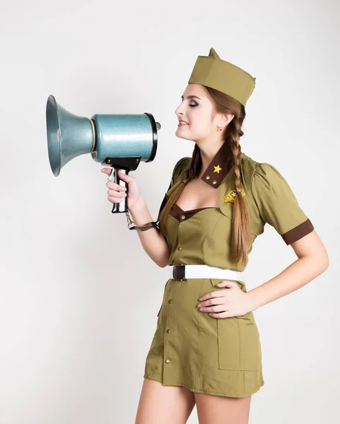 Megafon tutarak ve çığlık seksi moda kadın askeri üniforma ve garnizon kap, — Stok fotoğraf