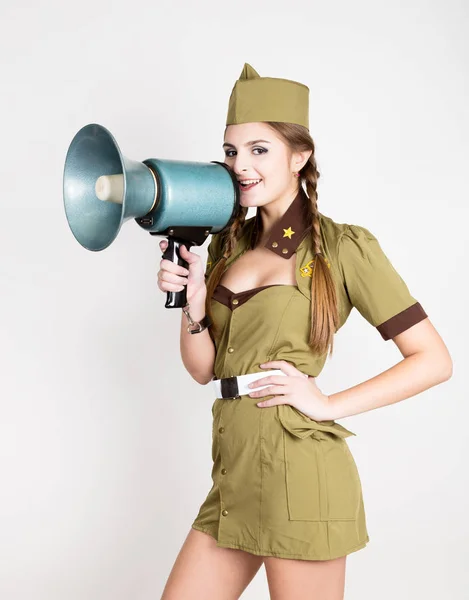 Сексуальна модна жінка у військовій формі та капелюсі гарнізону, тримає бультерхорн та кричить — стокове фото