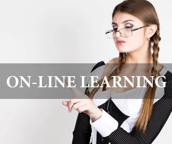 On-line leren geschreven op virtueel scherm. sexy secretaresse in een pak met bril, drukt op knop op virtuele schermen. technologie, internet en netwerken concept. — Stockfoto