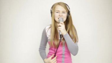genç kız mikrofon, şarkı ve dans funy tutan kulaklıklar müzik dinleme