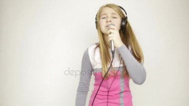 genç kız mikrofon, şarkı ve dans funy tutan kulaklıklar müzik dinleme