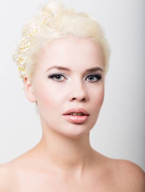 Profesyonel makyaj ile beyaz elbise giyen güzel sarışın gelin