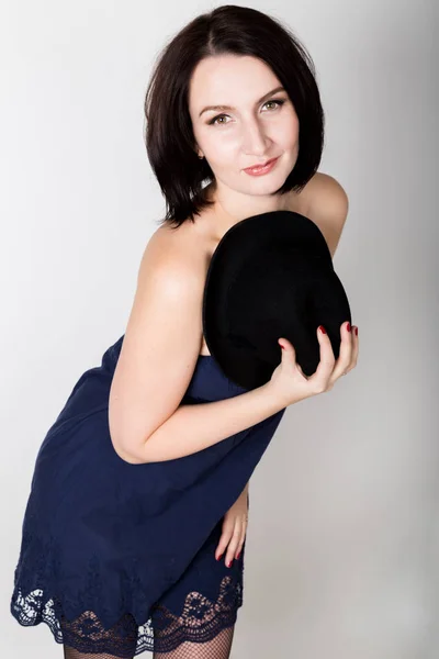 Vértes fekete kalap, gyönyörű szexi fiatal nő portré pózol — Stock Fotó