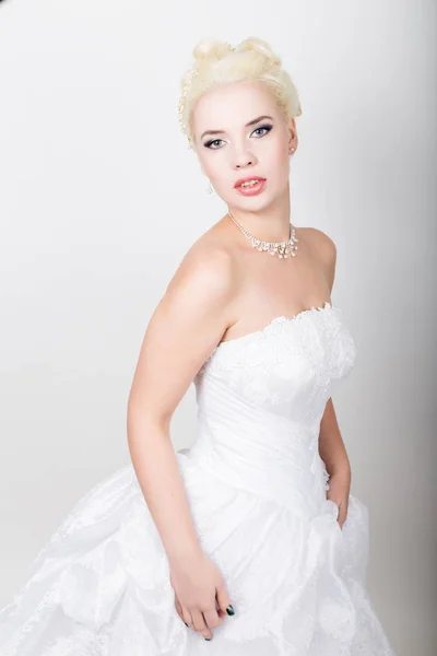 Cantik pengantin pirang mengenakan gaun putih dengan make-up profesional — Stok Foto