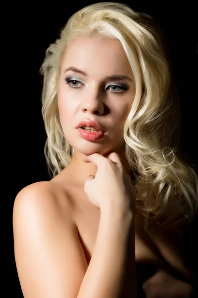 Красивая сексуальная блондинка невеста женщина с профессиональным макияжем, на темном фоне — стоковое фото