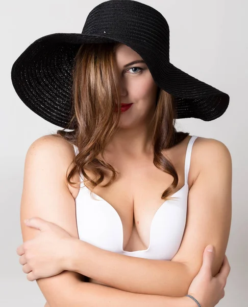 Hermosa chica en sombrero de ala ancha posando y expresa diferentes emociones. dolor de cabeza, tristeza, fatiga — Foto de Stock