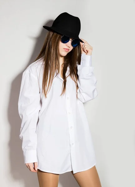 Menina nua em um homem camisa branca, óculos de sol e chapéu preto — Fotografia de Stock