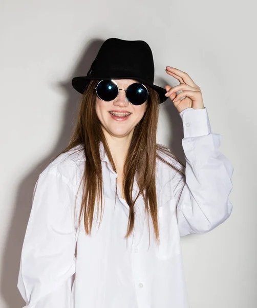 Nacktes Mädchen in weißem Hemd, Sonnenbrille und schwarzem Hut — Stockfoto