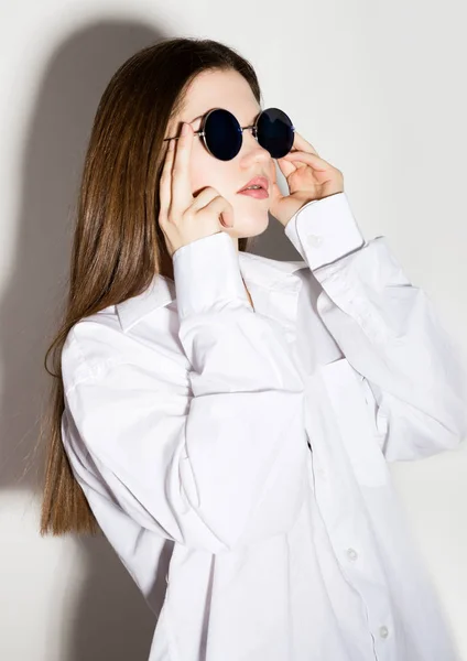 Menina nua em um homem camisa branca com óculos de sol — Fotografia de Stock