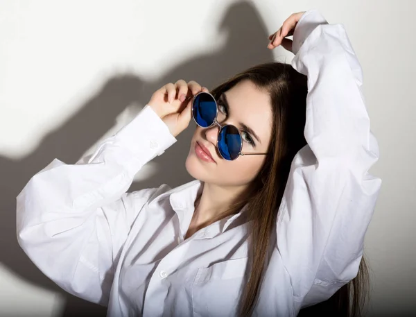Nahá dívka v mans bílou košili se slunečními brýlemi — Stock fotografie