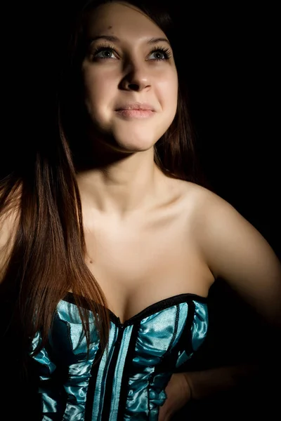 Retrato de mujer joven sexy en corsé con cordones posando sobre un fondo oscuro —  Fotos de Stock
