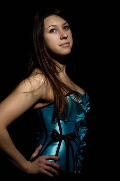 Portrait de jeune femme sexy en corset avec laçage posant sur un fond sombre — Photo