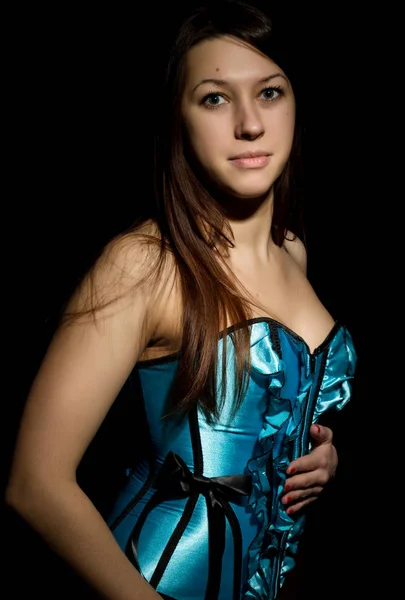 Porträt einer sexy jungen Frau im Korsett mit Schnürung, die vor dunklem Hintergrund posiert — Stockfoto