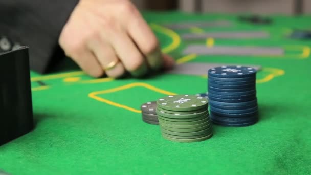 Table de casino avec mains de joueur de poker et carte à jouer — Video