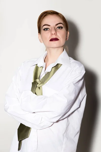 Meztelen fiatal nő egy mans fehér inget, zöld nyakkendő — Stock Fotó