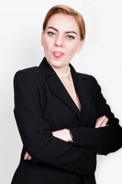 Çekici ve enerjik iş kadını çıplak vücut dilini gösteren bir takım elbise içinde