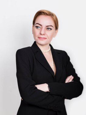 Çekici ve enerjik iş kadını çıplak vücut gülümseyen üzerinde bir takım