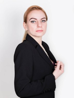 Çekici ve enerjik iş kadını çıplak vücut gülümseyen üzerinde bir takım