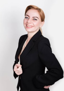 Çekici ve enerjik iş kadını çıplak vücut gülümseyen üzerinde bir takım