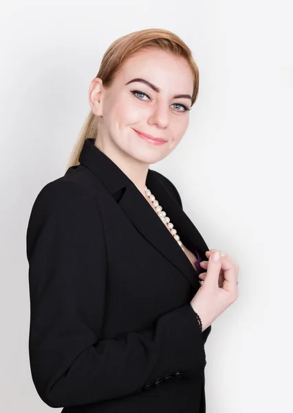 Mulher de negócios atraente e enérgica em um terno no corpo nu sorrindo — Fotografia de Stock