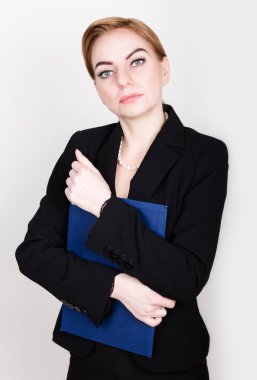 Yazma için ped tutan çekici ve enerjik iş kadın