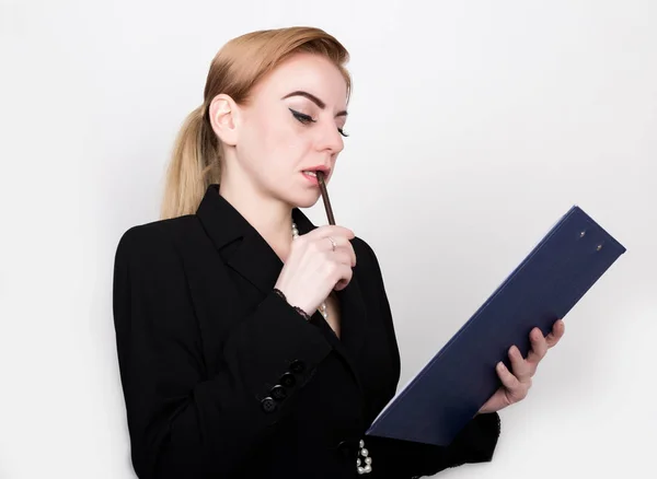 Attraente donna d'affari energica cuscinetto di tenuta per la scrittura e prende appunti — Foto Stock