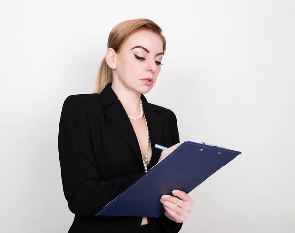 Attraktive energische Geschäftsfrau hält Block zum Schreiben und macht Notizen — Stockfoto